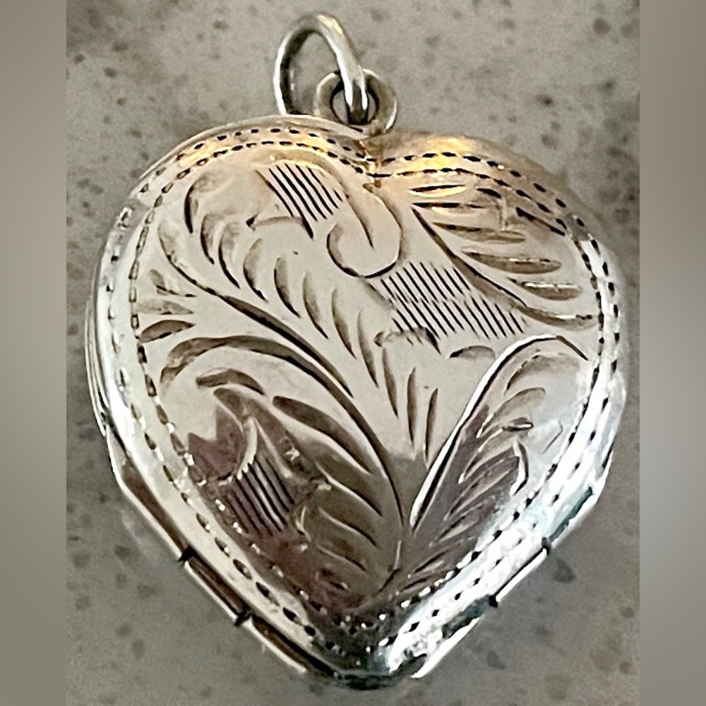 Vintage Sterling Silver 925 Heart Locket Pendant - Elegant Floral Engraving! ❤️